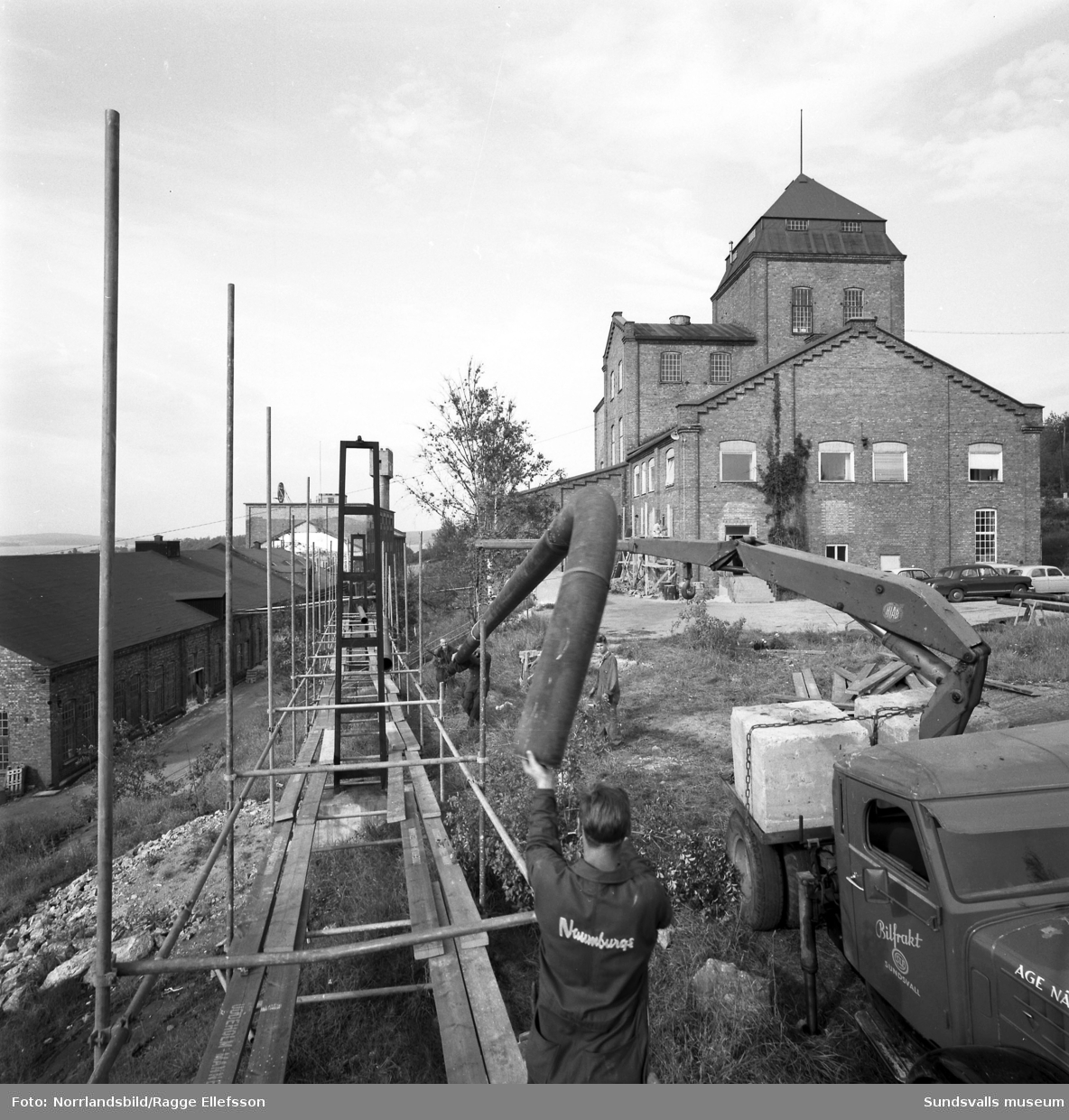 Naunsburgs Industri AB monterar en rörledning i Nyhamn.