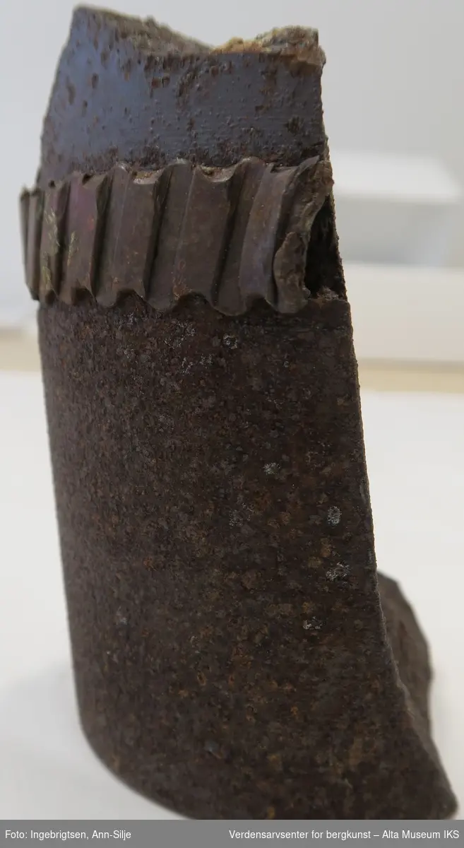 Bunnfragment av sprengt granat med rester etter styreband.