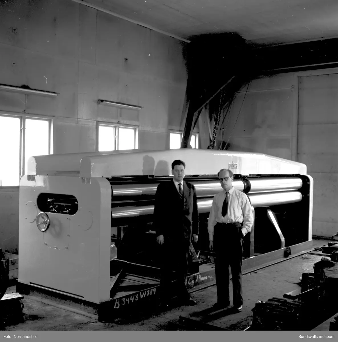 Njurundaverken, interiörbild med två män framför en maskin.