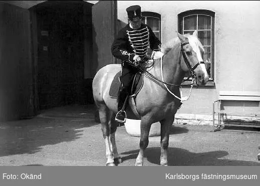 Minneshögtid vid K 3 i Skövde med anledning av regementets flyttning till Karlsborg. Till häst för parad.