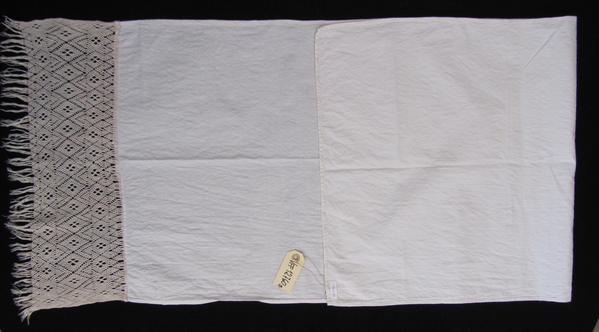 Julehandkle (a+b), kvit bord i firfletting påsydd eit bomullslerett.