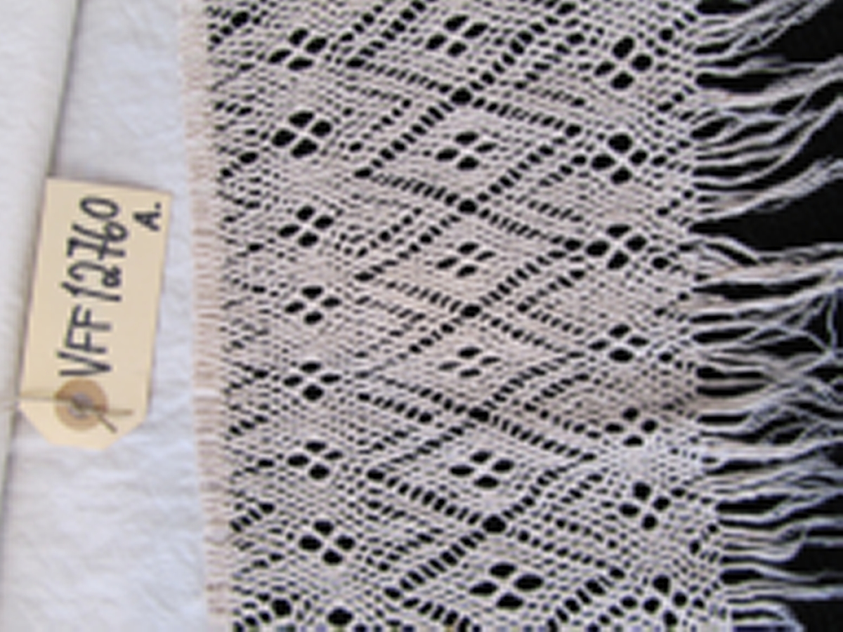 Julehandkle (a+b), kvit bord i firfletting påsydd eit bomullslerett.