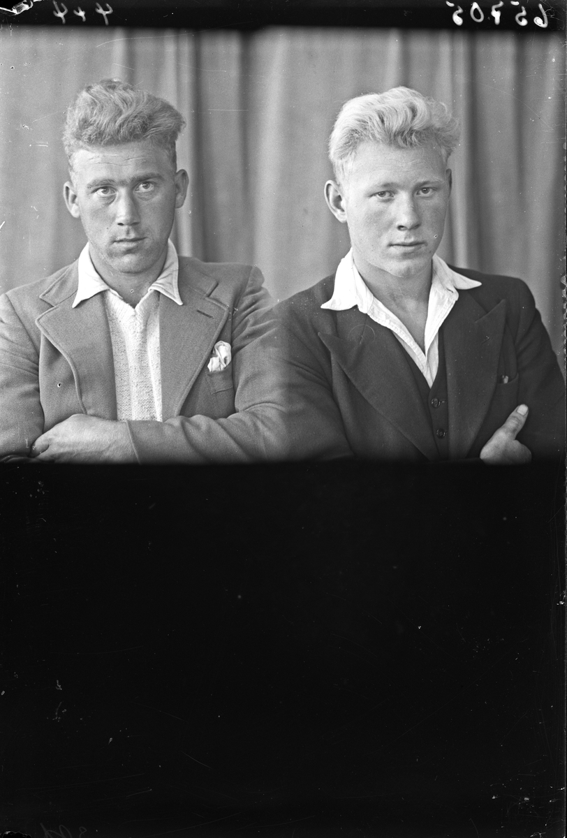 Portrett. To unge menn. Bestillt av Andreas Steinsland og Jens Bjørnevik. Bjørnevik.