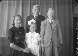 Gruppebilde. Familiegruppe på 4/5. Bestillt av Fru Harald Ha