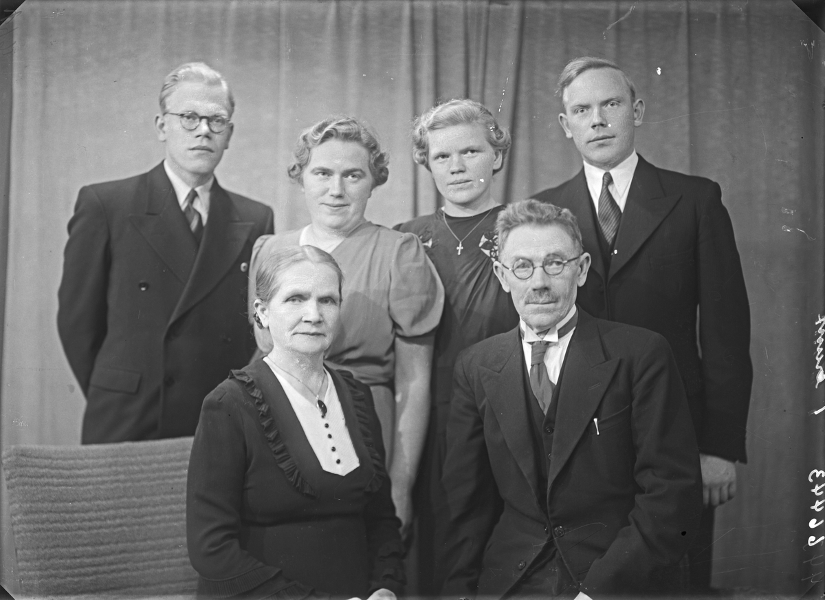 Gruppebilde. Familiegruppe på seks, tre kvinner og tre menn. Bestillt av Håkon Tørring. Strandgt. 195