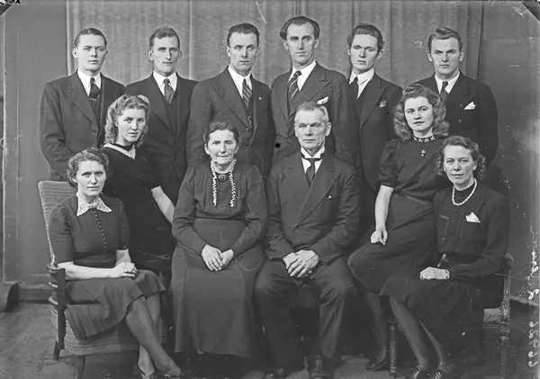 Gruppebilde. Familie. Gruppe på 12, en eldre mann, ei eldre 