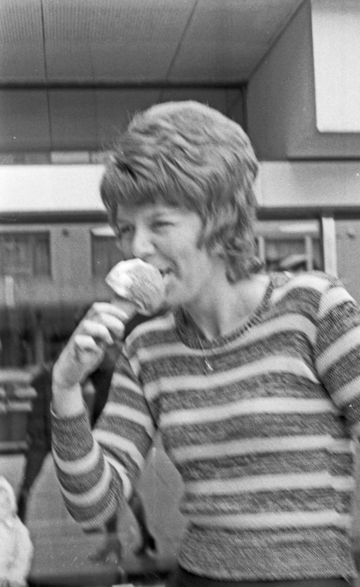 Gunnvor Haukås. Åpner iskremsesongen - 24. april 1972.