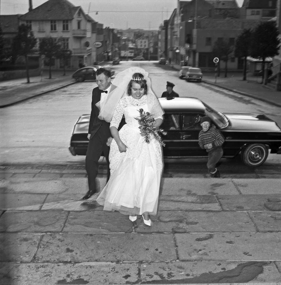 Bryllup. Presten og brudeparet. Før og etter bryllupet. - bestiller Ole Kobbeltvedt c/o Erl. Eike