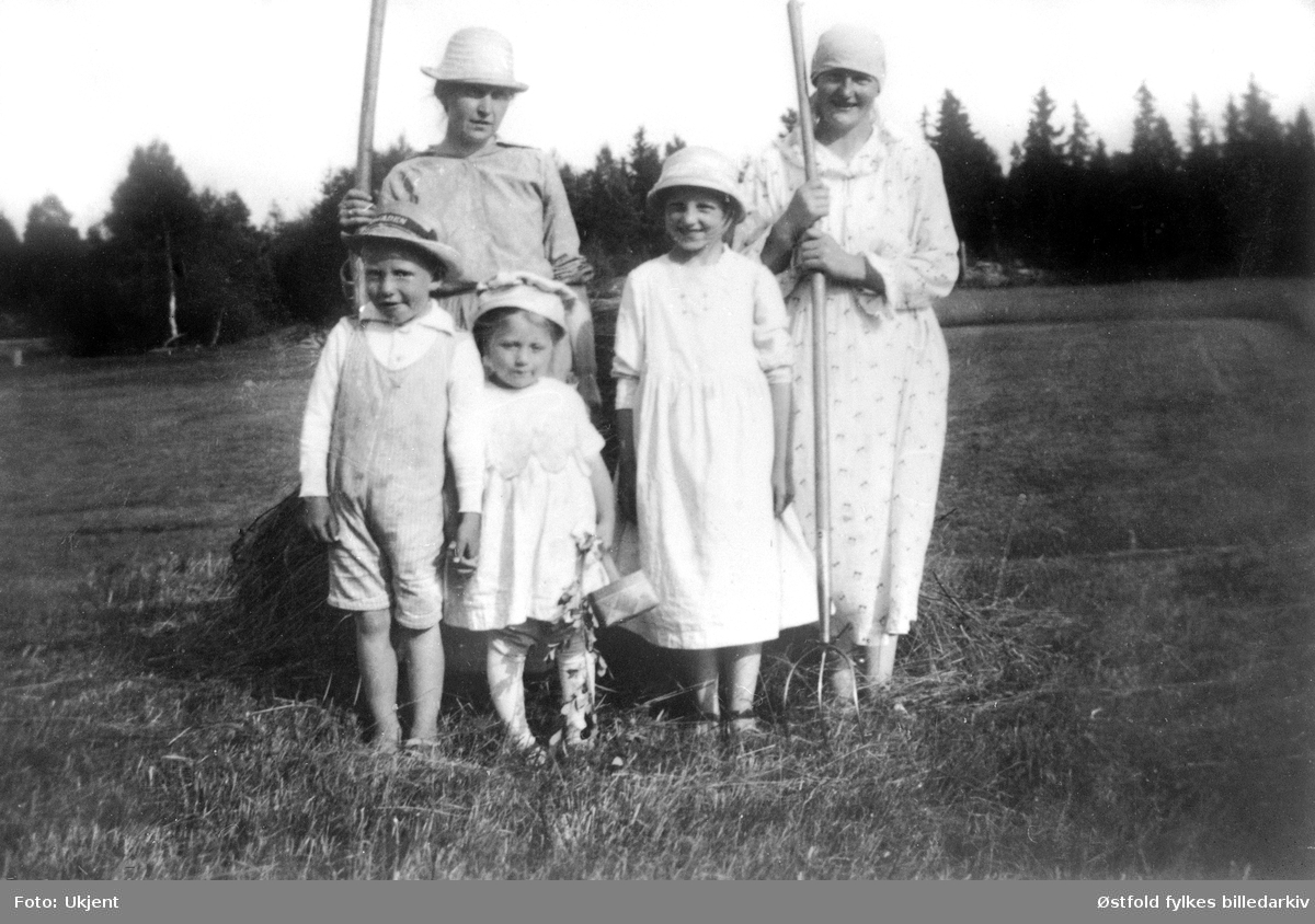 Fra høyonna 1920 på gården Kassem 58/1 i Skiptvet. Søsknene Ragnar, Åse og Else Engebretsen - foran. 
Søstrene Julie (g. Engebretsen) og Marie (g. Aamodt) Kassem bak.