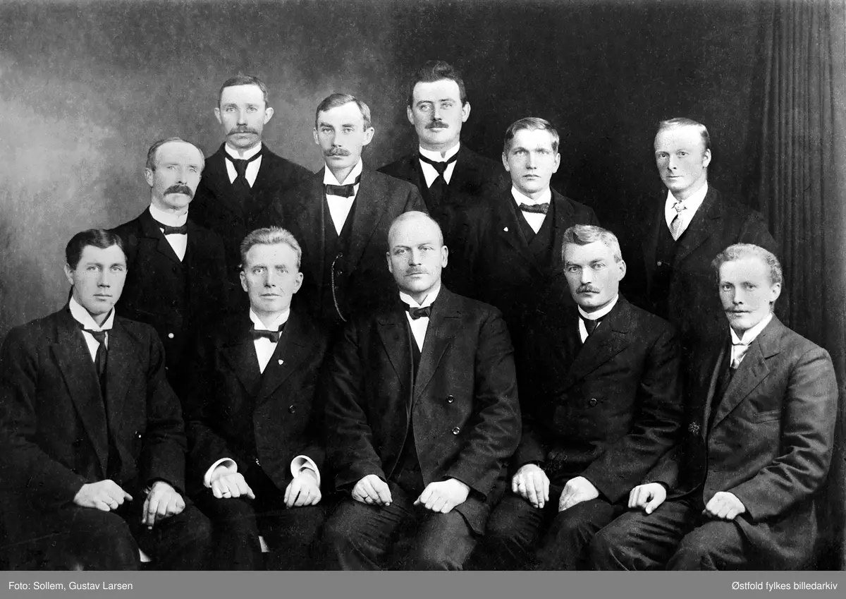 Råde Mannskor i 1928 med sin dirigent Emil Hissingby. Foran fra v.: Hjalmar Råde, Per Valbjørg, Emil Hissingby, Hjalmar Ihleby, Nils Strømshaug. Bak fra v.: Olaf Mathisen, Gregers Hauger, H.A. Borge, Kjønig Hauge, Arne Løkke og Kristian Stensrød. Borge og Hauge - tidl. ordførere i Råde.
Plassering av personer på fotokort.