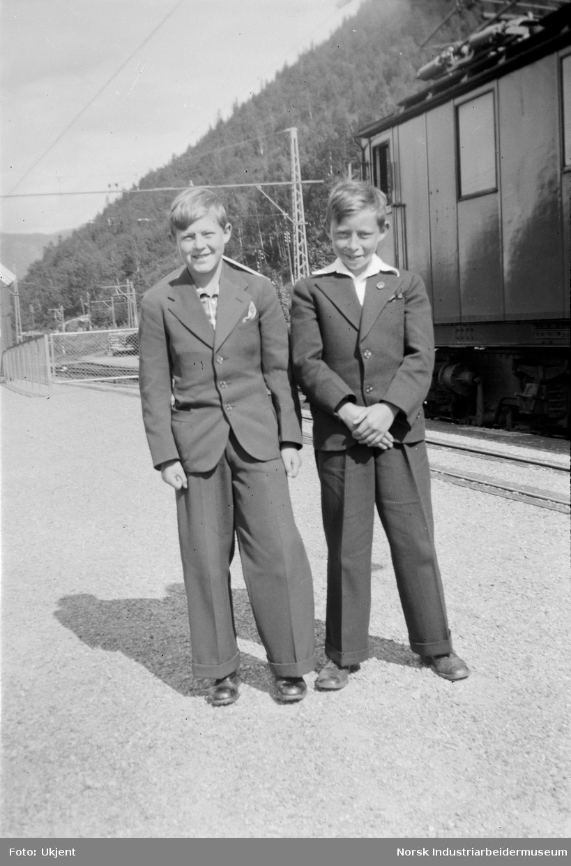 To gutter foran elektrisk tog