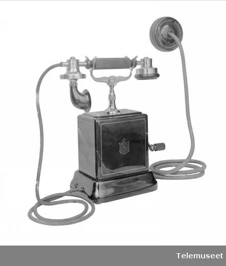 Telefonapparat, magneto bordtelefon i stål,  mtlf.liggende, klokke 400 ohm. 3.3.1915. Elektrisk Bureau.