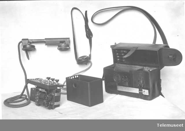Telefoner, felttelefonapparat. Ingeniørvåpenets lille modell 1915. 6.10.15. Elektrisk Bureau.
