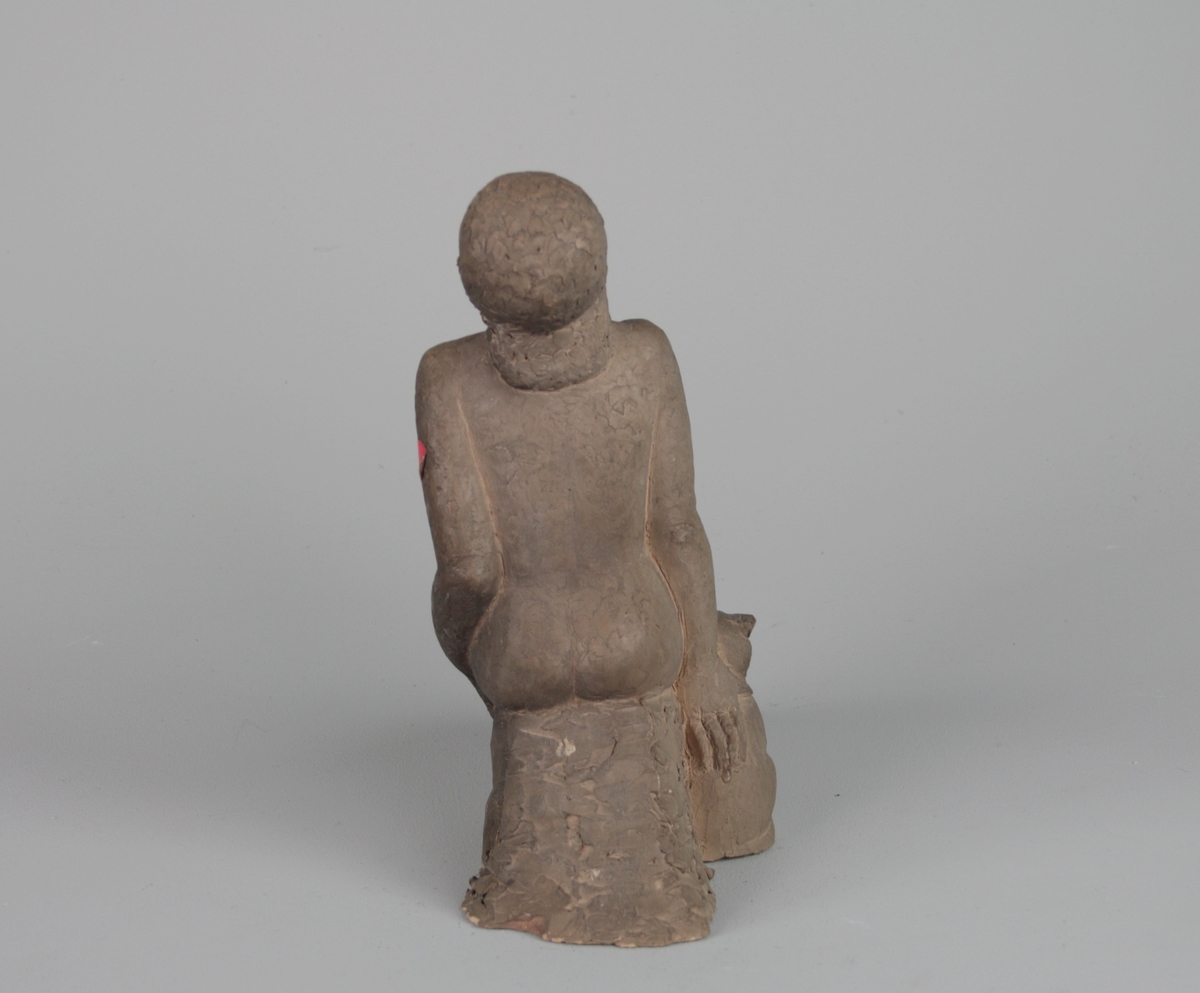 Sittande kvinna med huvudet bakåtlutat [Skulptur]