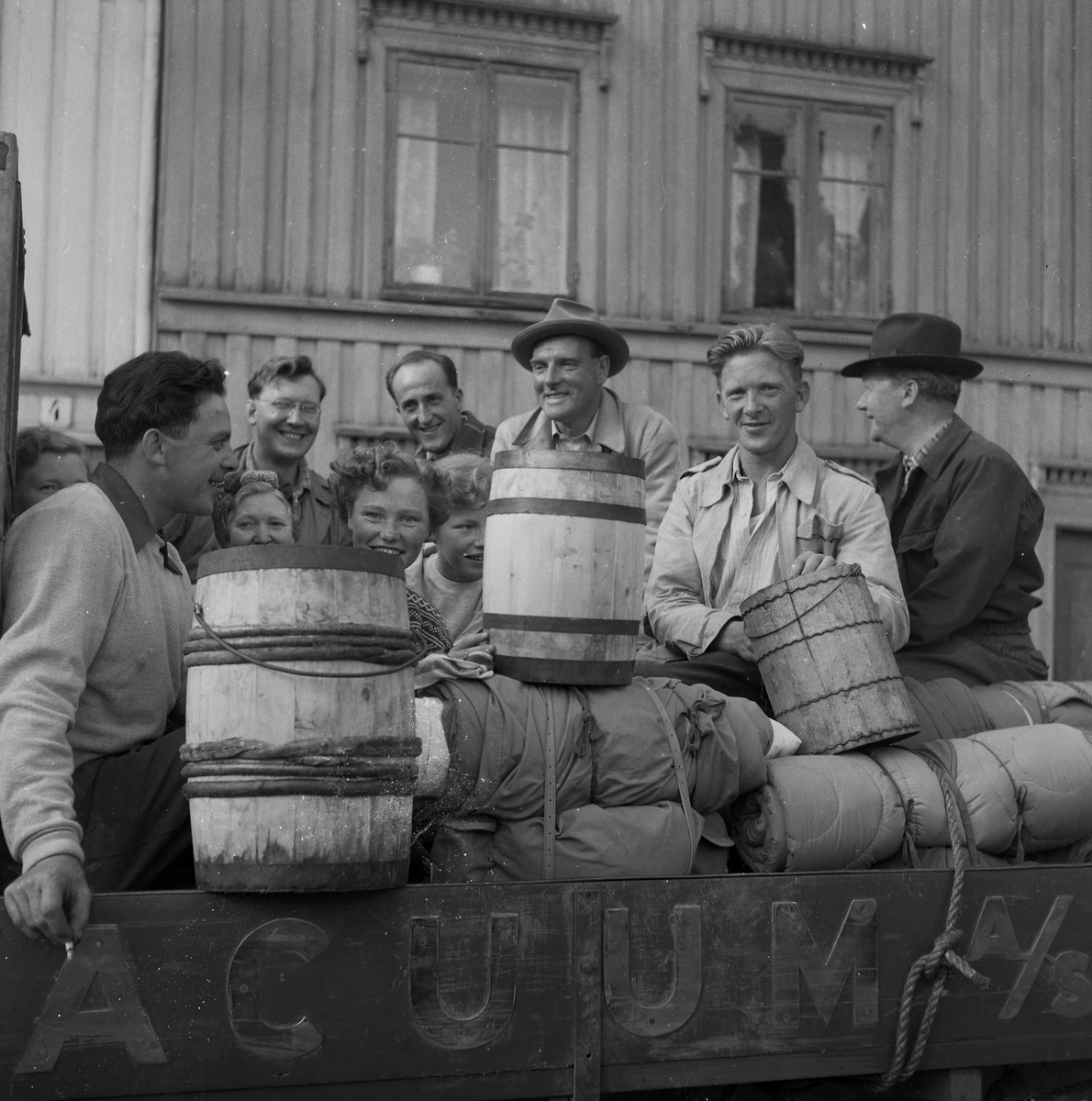 Ansatte hos Nor & Vacum A/S på tur til Kvikne for å plukke molter - avreise og hjemkomst