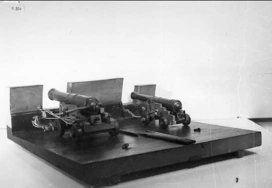 Kanonmodell, 24-pundig styckelåda av engelsk modell med kanon. Marinmuseet.