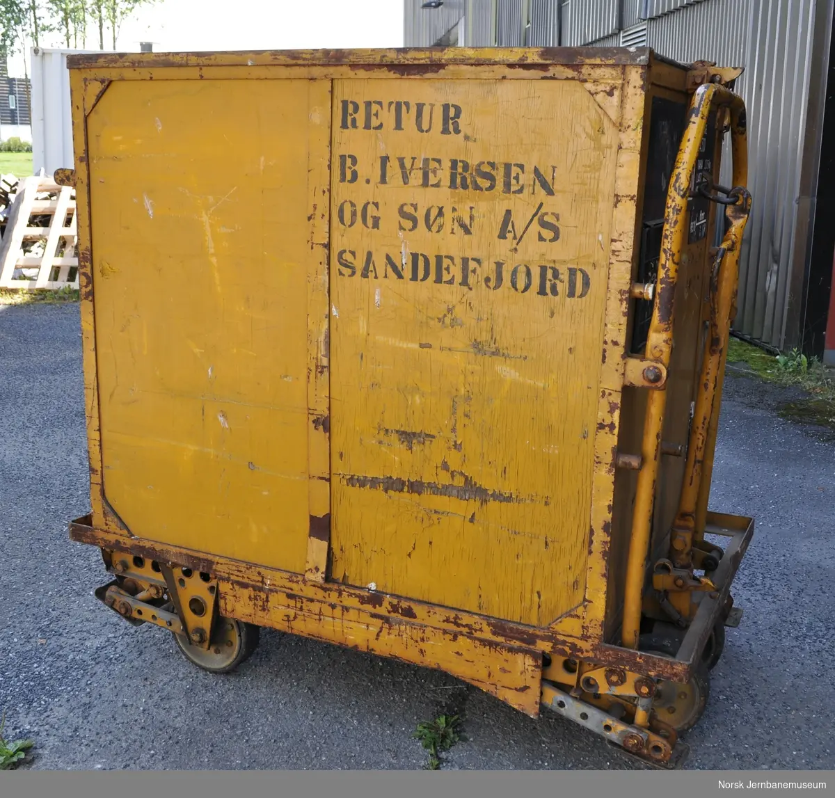 Godsbeholder, NSB A 1040
Vekt 235 kg
Last 1000 kg
Volum 1 m3

Påmalt: Retur B. Iversen og Søn A/S, Sandefjord