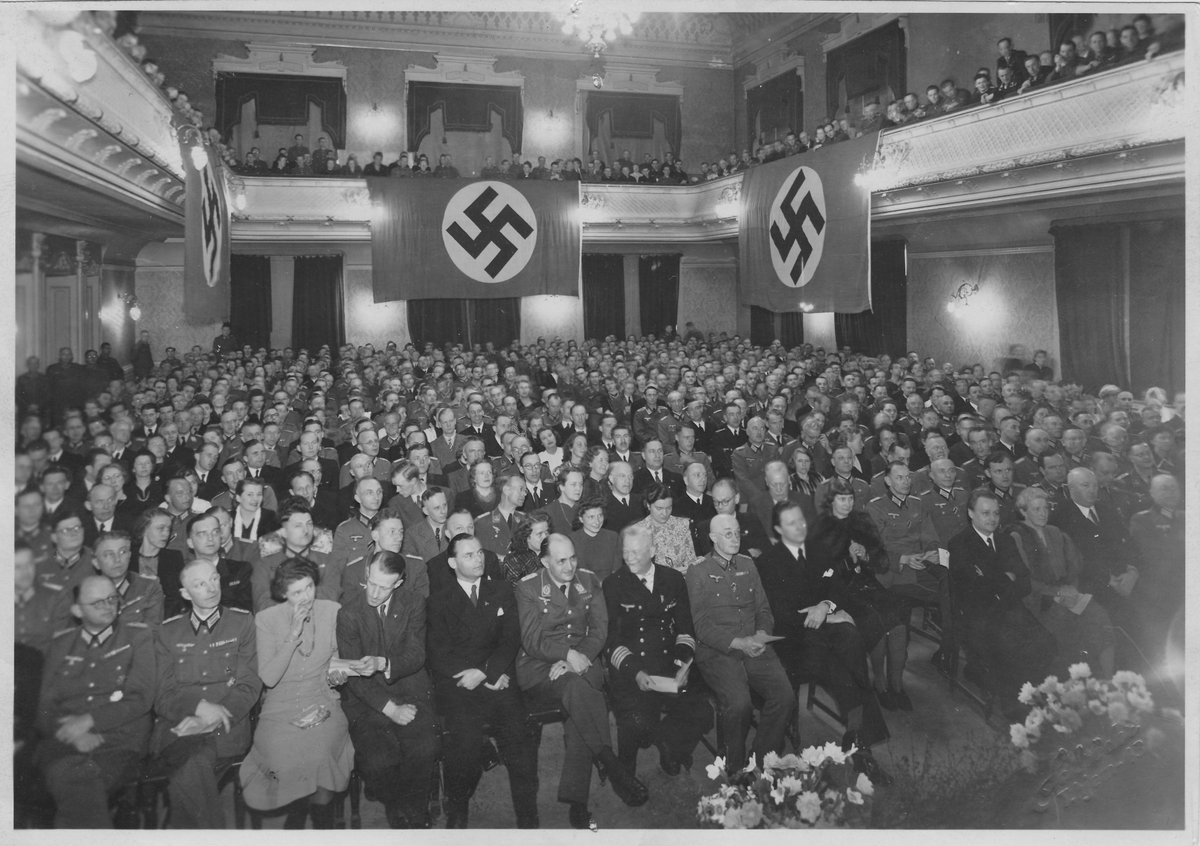 Nazistisk møte i Frimurerlogen i Trondheim under krigen. Mange menn i tyske uniformer og noen få sivilkledte kvinner og menn.