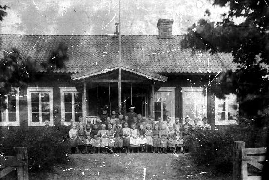 Gröna Lidens skola i Gräshult. Exteriörbild med skolklass omkr 1900. Neg finns.
