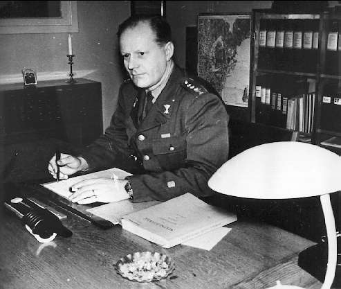 Kjell Lundström, kapten vid int. Kåren, kassachef vid lv 1/ s 2 1957 - 1963. Blev därefter milokamrer vid milostab väst i Skövde.