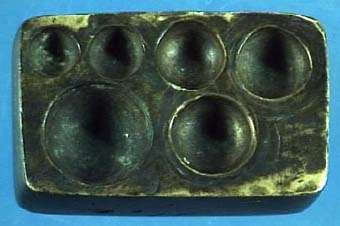 JUVELERARE
Puckelanka för slagning av knappar och andra smärre föremål.
Enligt liggaren har en del av juvelerare Sven Dahlström skänkta föremål inv.nr. 14339-14482 tillhört guldsmed C.J. Lyberg, Skara.