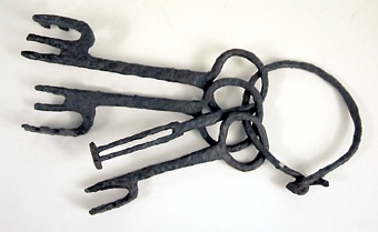 Enl liggare:" Ring med fyra påträdda nycklar af järn, fynd från Hvarfs s:n"
"Pastor Wennerholm"