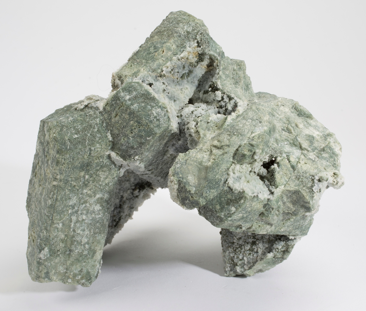 Skapolitt xls, lys grønne, etset fram, mikro av hvitt mineral og klinoklor.