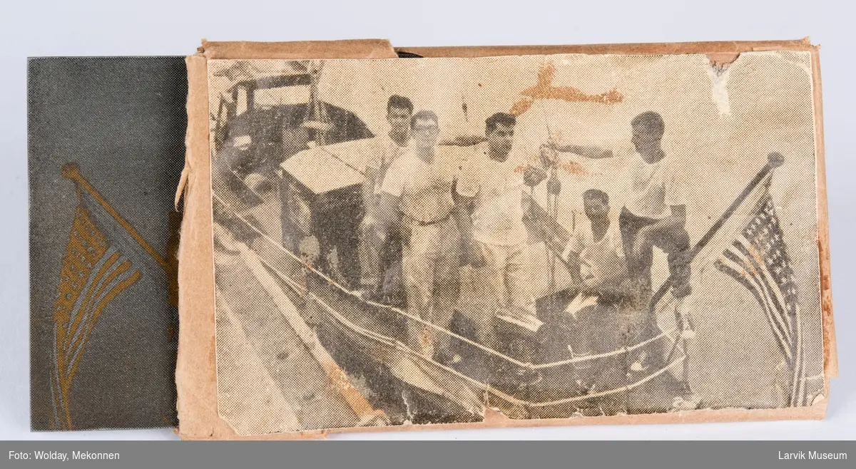 Bilde av tre menn i en båt