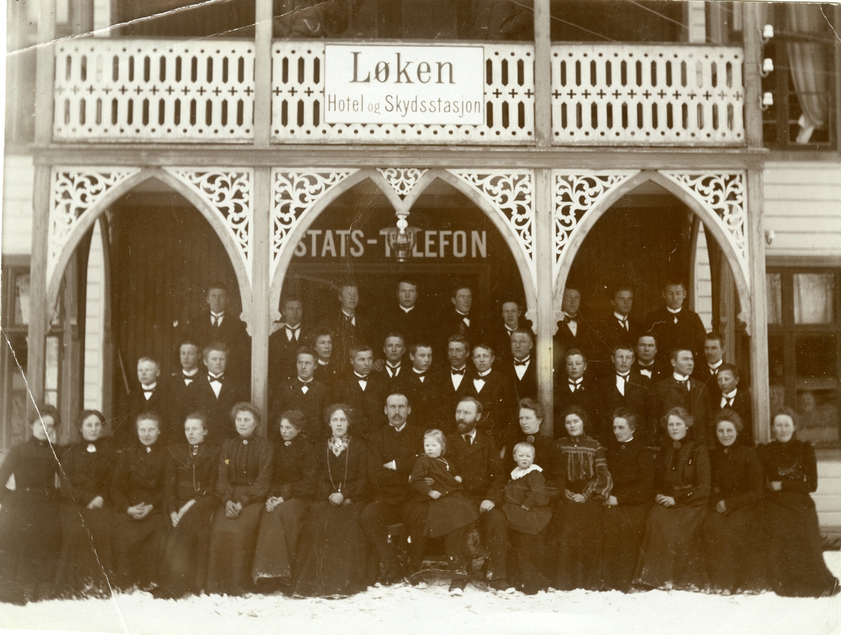 Valdres Folkehøgskule, 1904/1905. Midt i fremste rekke lærerne O. E. Bøe og Olaus Islandsmoen.