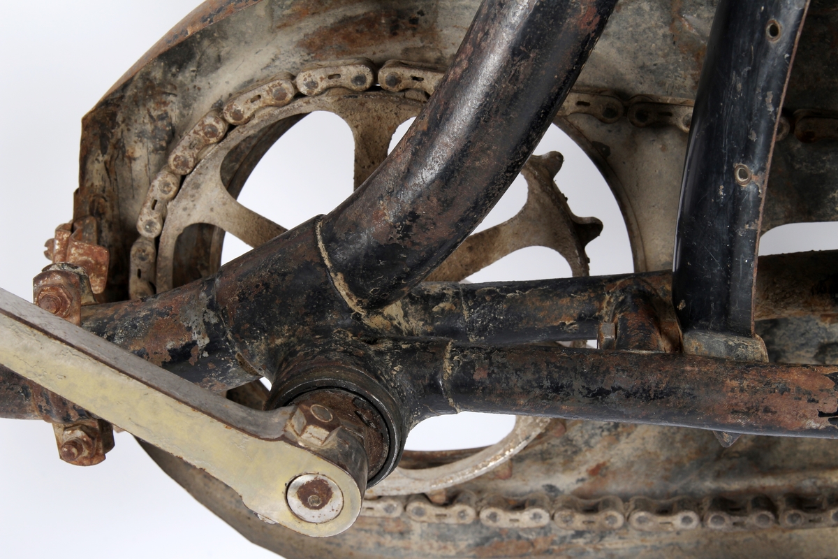 Svartlakkert damesykkel. Hjulene har stålfelger som er ådret for se ut som trefelger. Hjulene er konstruert i klassisk tre-kryss mønster, hvor krysset i framhjulet er surret sammen og loddet. Kjeden er av gammel type, hvor tannhjulene kun griper inn i annet hvert ledd. Sykkelen har Torpedo baknav med innebygd trommelbrems.