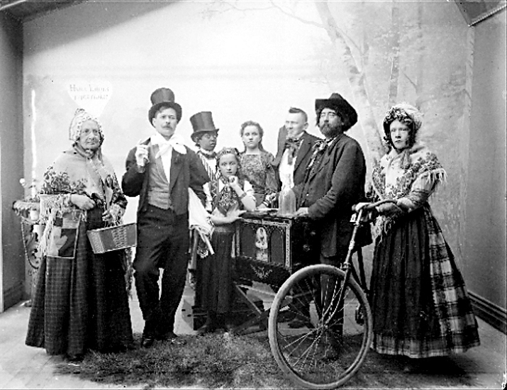 Greta Bäckström i mitten med hög hatt.

Karin Bäckström f. 1880 drev fotoateljé på Vasagatan 5 i Töreboda. Hon tog över den av sin far Thure Bäckström, som hade etablerat firman 1886, och hon drev den mellan 1896 -1916.
Karin Bäckström gifte sig år 1917 med John Knape.
