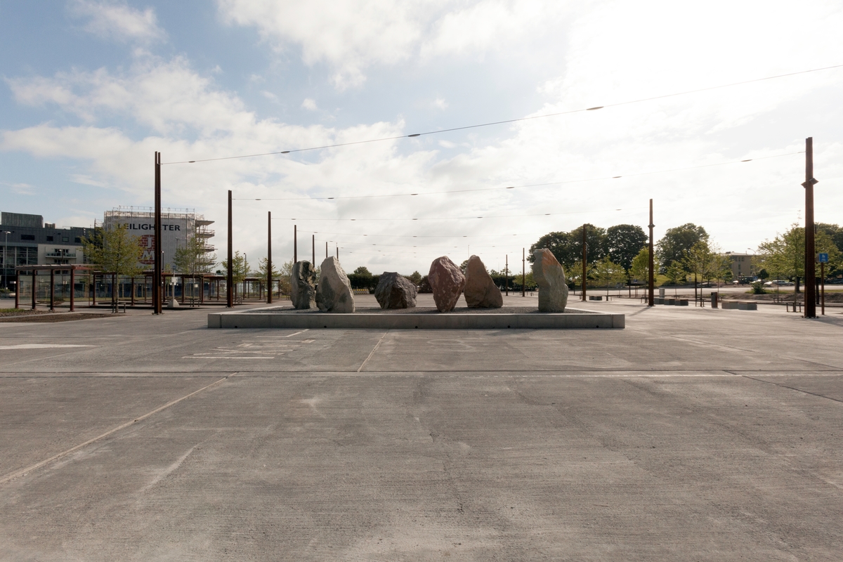 Mineraler og bergarter som er funnet på stedet og brukt i kunstverket:
Gul Limonitt (brunjernstein) med bergkrystall,
Rød Porfyr,
Grønn Prehnitt med kalkspat,
Hvit Porfyr,
Svart Porfyr,
Svart Epidot med bergkrystall