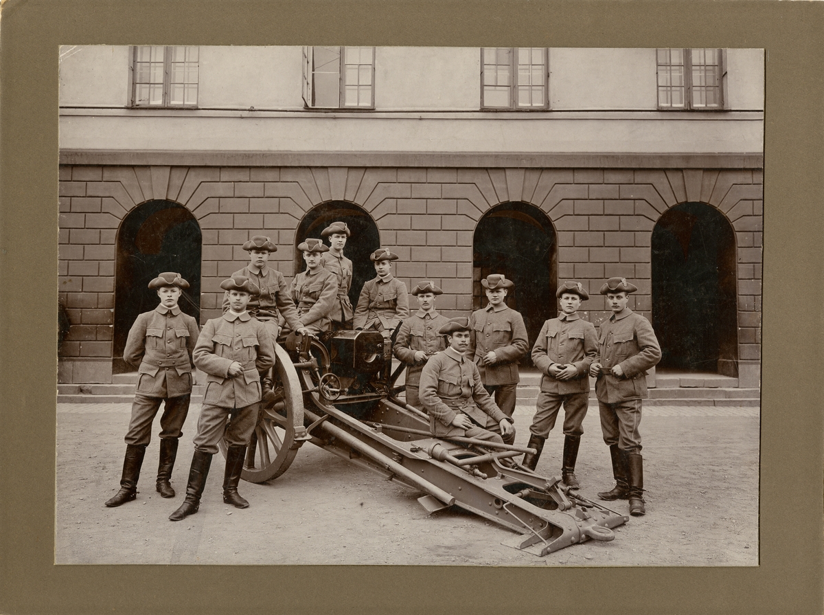 Grupporträtt av 2:a batteriets rekryter vid Positionsartilleriregementet A 9, 1905.
