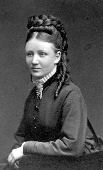Fru Hilda Karolina Uggla, född Benedicks.
Född 1859 i Österfärnebo sn.
Gift med major Albert Axel Uggla, Djursholm, Stockholm.