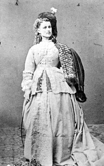 Mathilda Maria Bergström f. Wisell i Stockholm Född 1841, död 1901.
Betydande sångerska och teaterskådespelerska.
Maka till skådespelaren Otto Bergström, född 1839 och mor till sångaren och skådespelaren Oscar Bergström, född 1874.