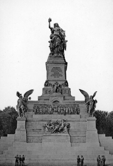 Tyskland. 
Rhenland, Niederwald.

Monumentet Germania rest 1871 för att högtidlighålla och symbolisera Tysklands nya rike.