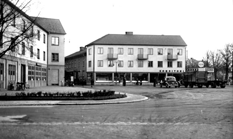 Ägare till Skara pappershandel var Fredrik Thesslund. Många av Skara pappershandels fotografier är tagna av honom.