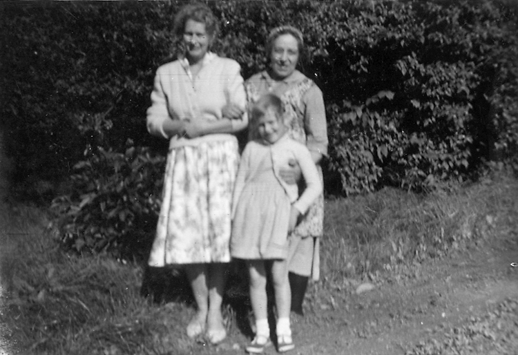 Heljesgården, Bolum.   
Elsa Eriksson med två okända, 1940-talet.