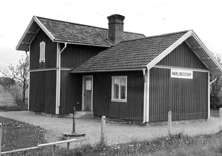 L.S.S.J. 
(Lidköping-Skara-Stenstorps Jernväg).
Härlingstorps hållplats.