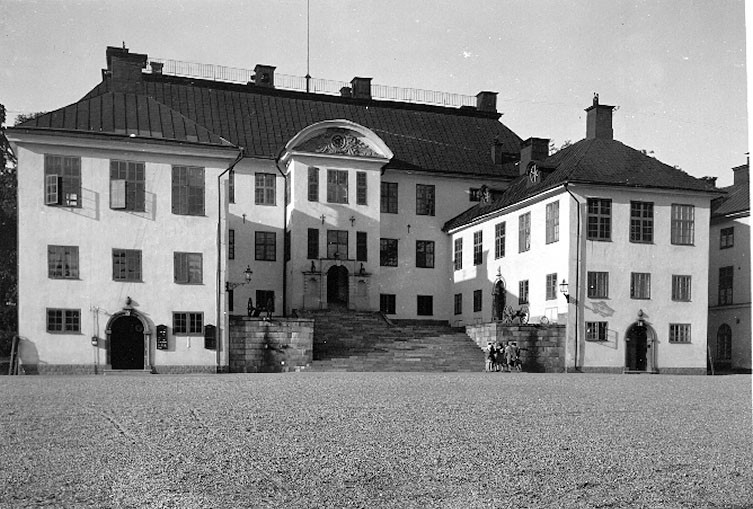 Karlbergs slott, södra fasaden vid Karlbergssjön i Solna.