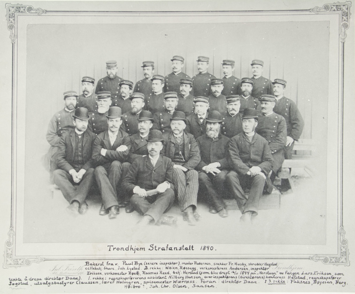 Gruppebilde av de ansatte ved Trondhjem Straffeanstalt 1890.