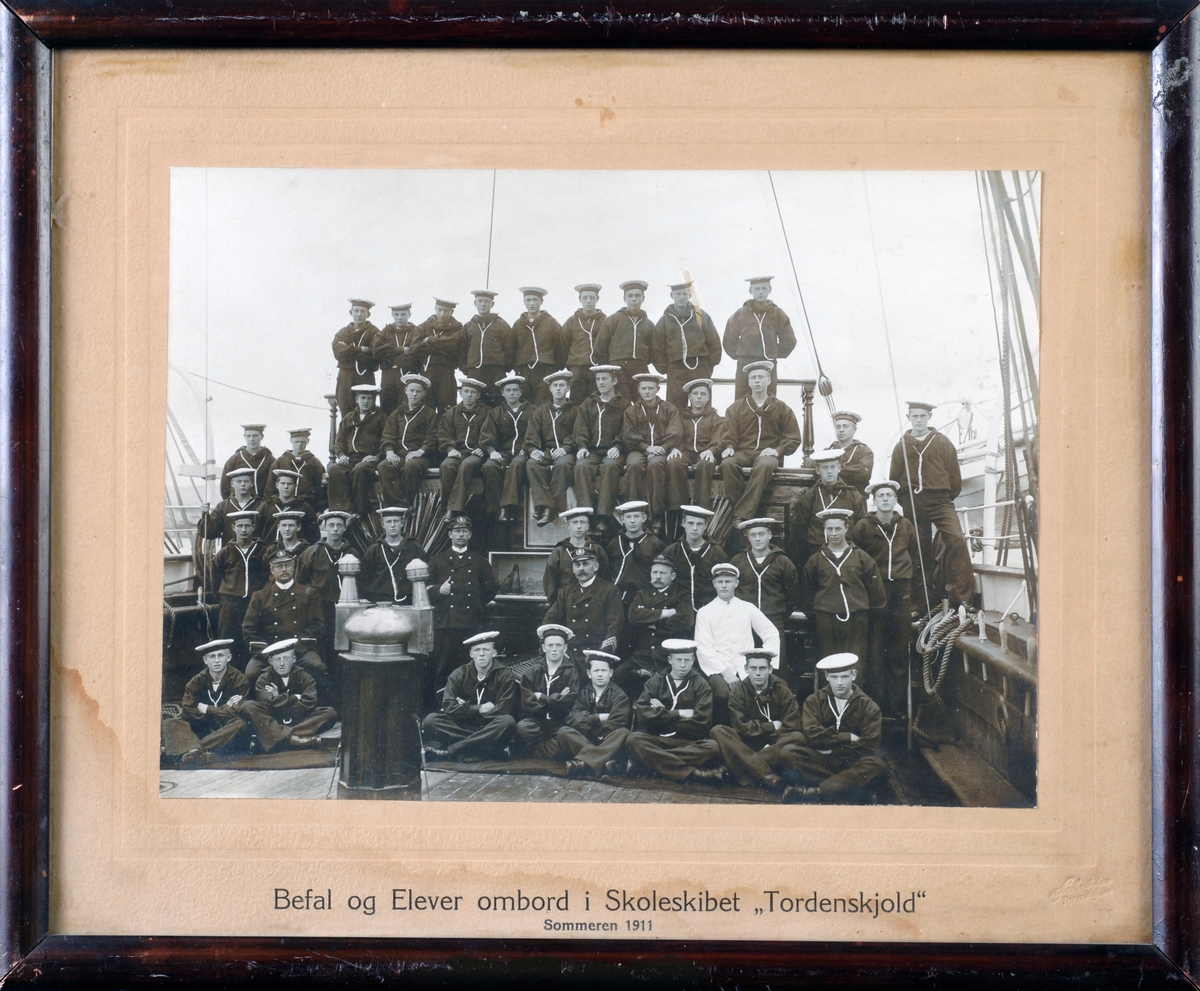 Befal og elever ombord Skoleskipet "Tordenskjold" sommeren 1911.