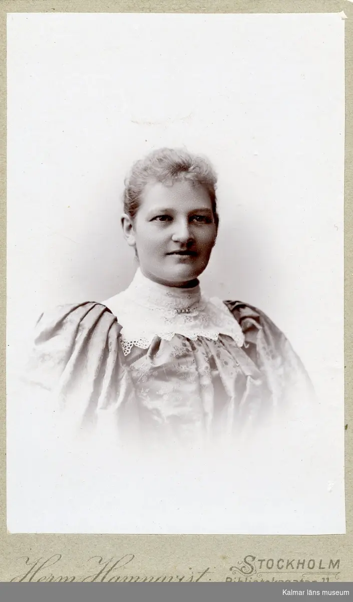Siri Carlsson, född Sabelström, 1866-1951.
Gift med konsul Ludvig Carleson, Härnösand.
Familjen Sabelström bosatt först Herrstorp, Mönsterås senare Glabo, Döderhult. Alla barnen födda i Mönsterås.