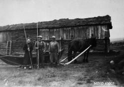 Fjøs/låvebygning, personer, hest.