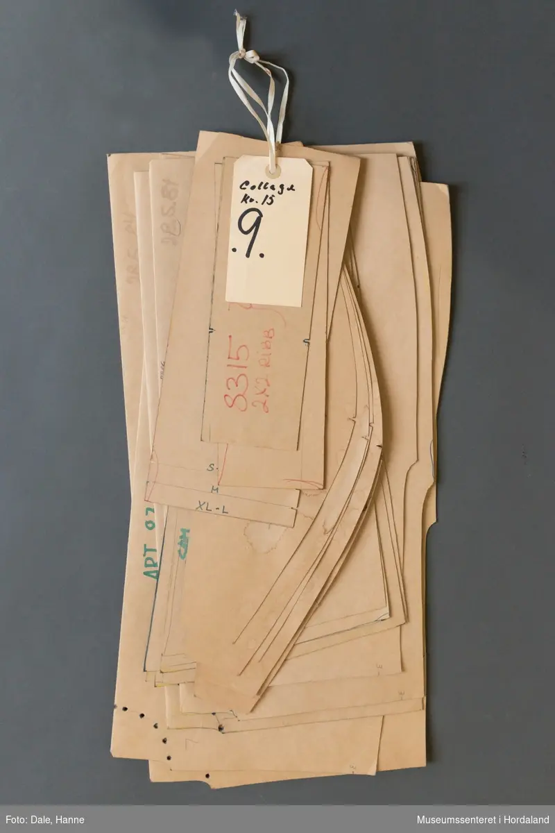 Mønsterskante i papp, brukt til å skjere ut ulike delar av plagg i klesproduksjon. Desse er til collegegensarar i kvalitet 15, nr. 9. Art. nr. 8315, str. XS-XL.