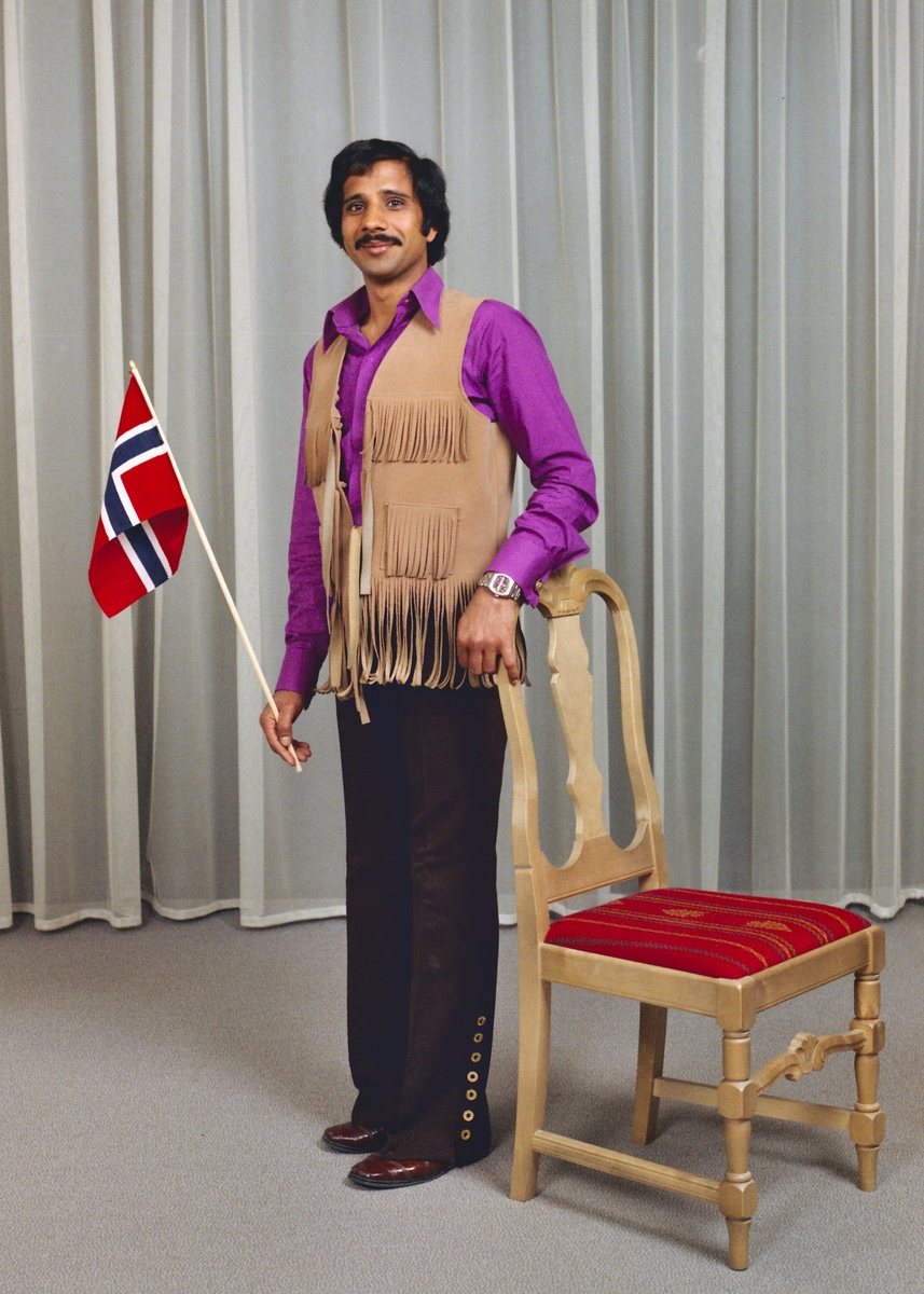 Studioportrett av innvandrer dagen før 17.mai