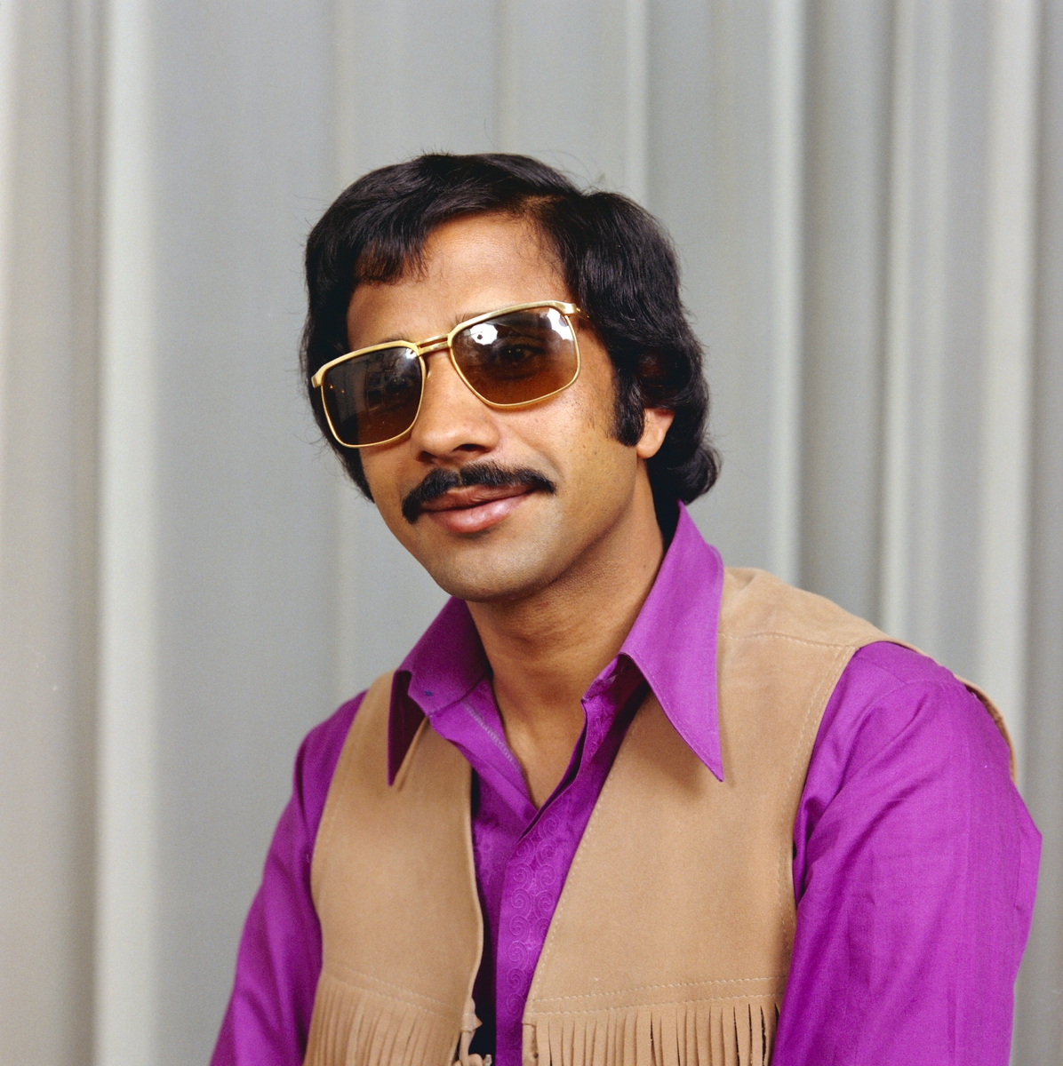 Studioportrett av innvandrer dagen før 17.mai