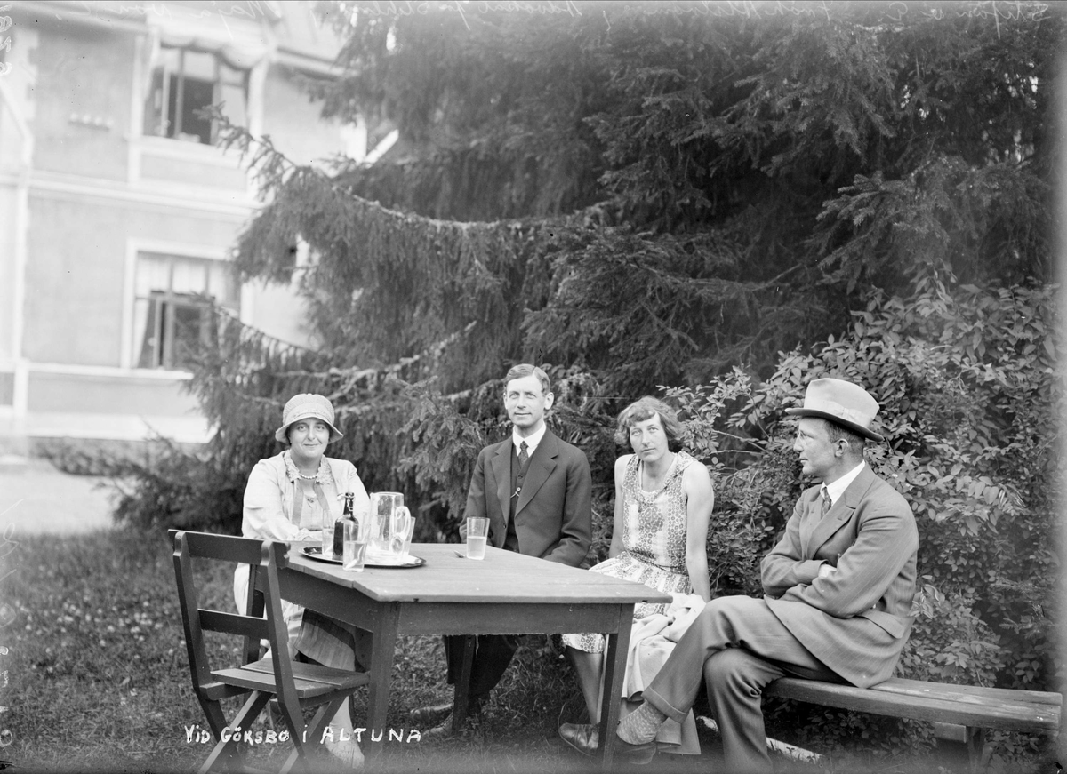 Maja von Engeström, Karl Axel Favré, fröken Alström, Stefan von Engeström vid trädgårdsbord, Göksbo, Altuna socken, Uppland 1928
