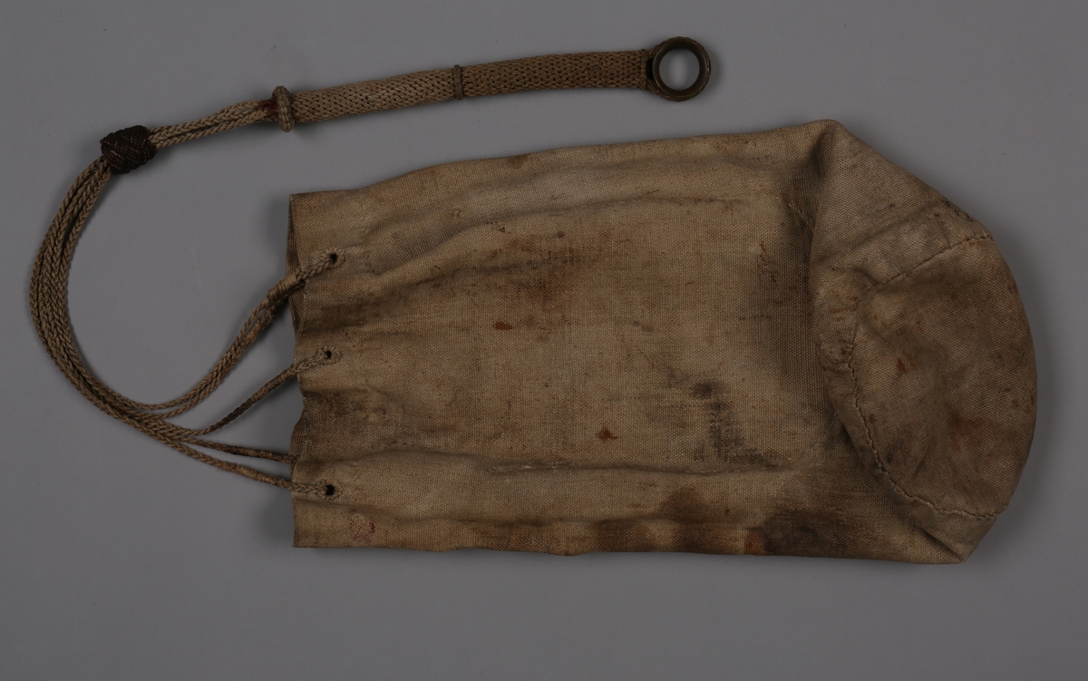 Seilmakerpose i lerret med tauknyttet tropp med fem hull til tau til verktøy. Posen har en innerlomme.