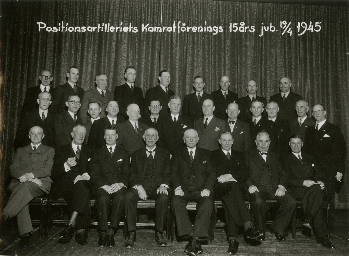 Grupporträtt av Positionsartilleriets kamratförenings 15-årsminne 1945.